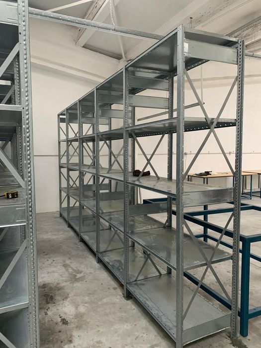 Rafturi metalice cu polita pentru marfa ușoară