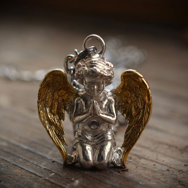 Сребърен медальон 925 „Ангел в молитва“ –  бижу със златни крила