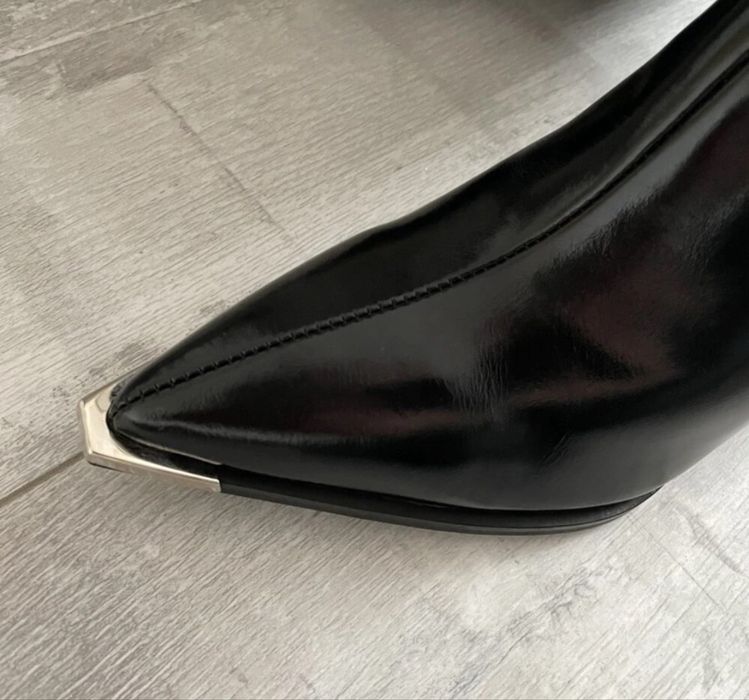 Високи черни остри ботуши с дебел ток