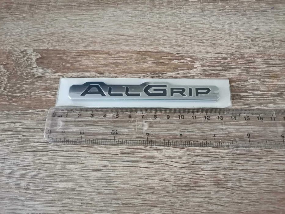 сребриста емблема Suzuki AllGrip