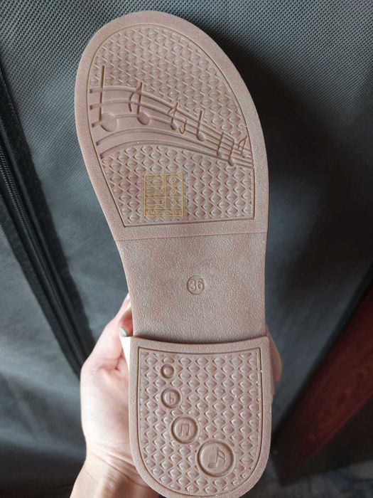 Нови бели сандали