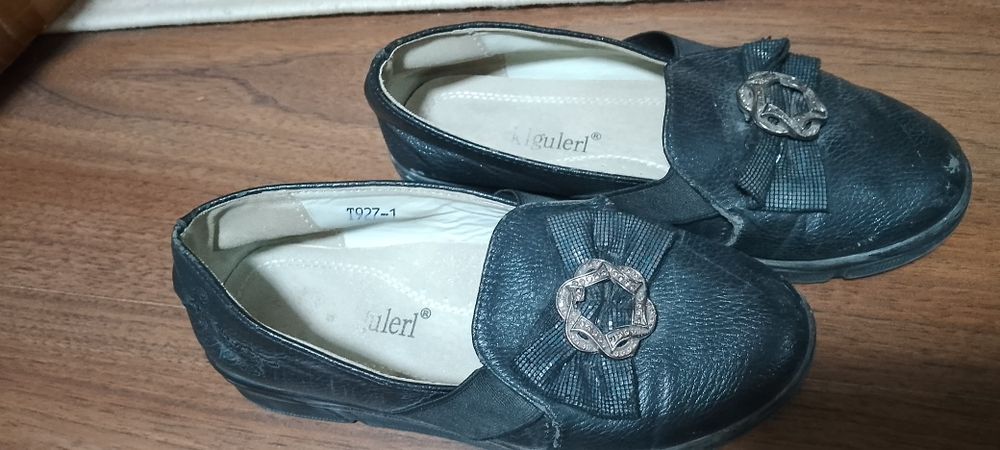 Oyoq kiyimlar sotiladi