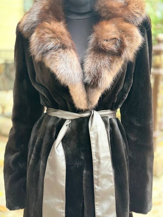 Классические шубы из натуральной норки с воротником из Соболя