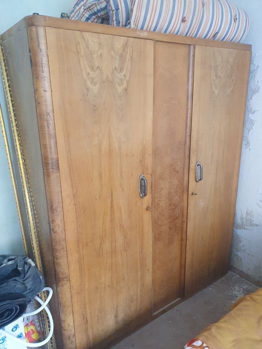 Гардероб от масивна дървесина