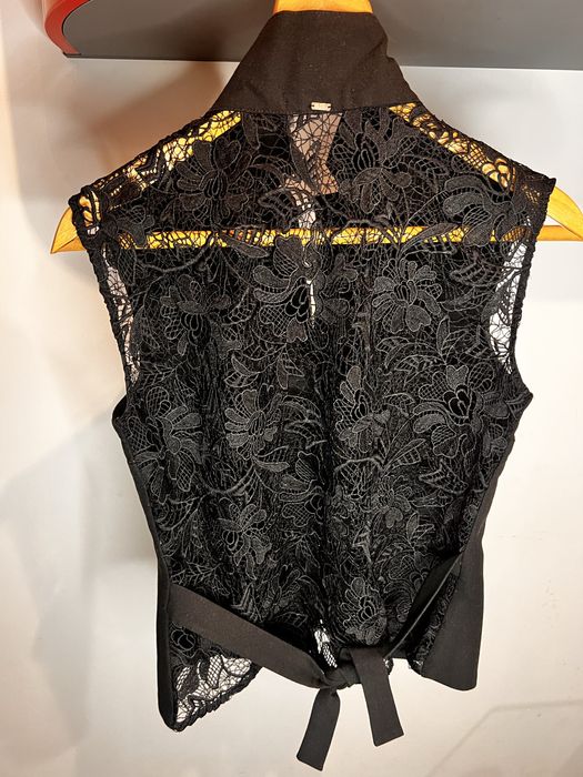 Топ с интересен дантелен гръб