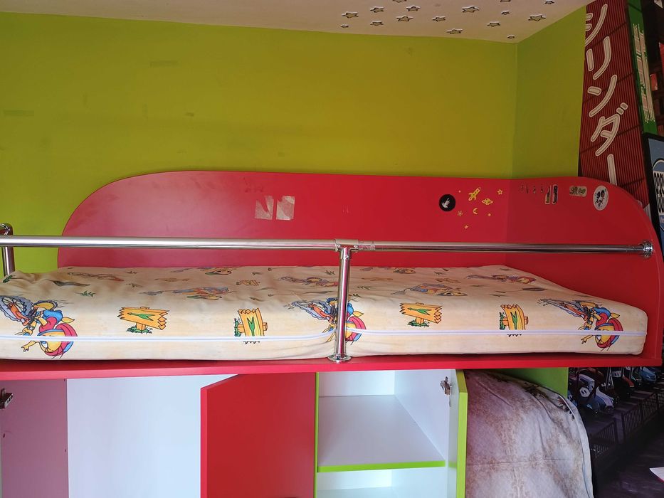 Pat copil etajat, cu dulap