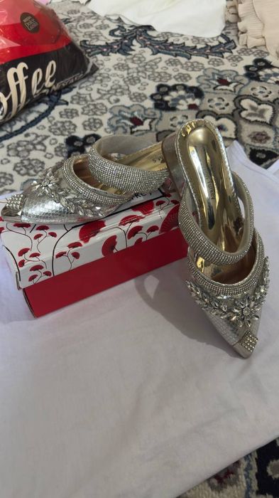 Kelin liboslari sotiladi