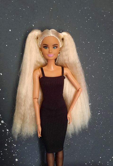 Barbie extra cu părul blond