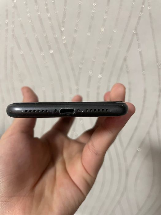 Продаю черный айфон 11