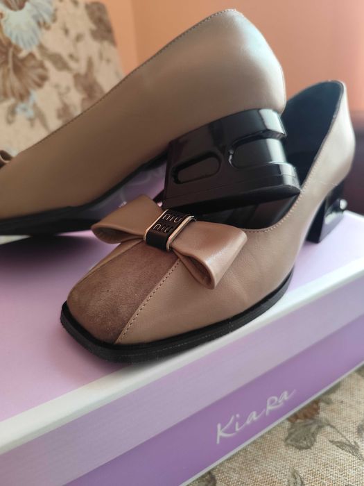 Чисто нови, много красиви бежови обувки.