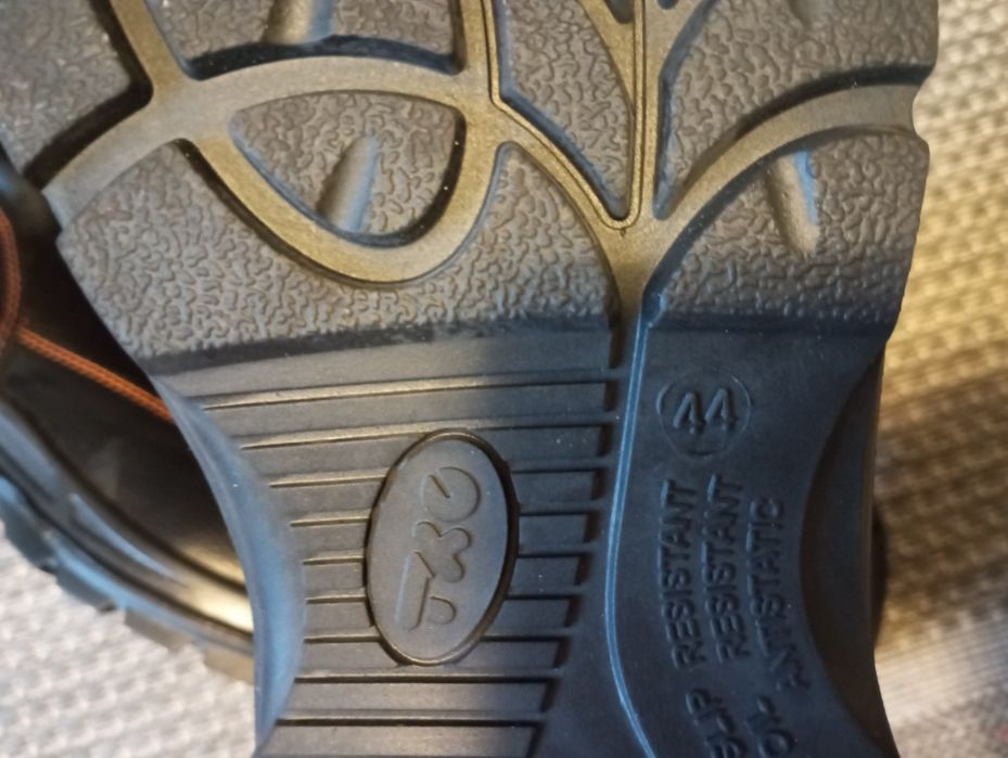 Продам спец обувь