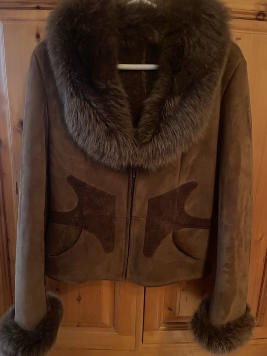 Дамски кожух Zlatna Belka Агнешка кожа с богата яка от лисица.