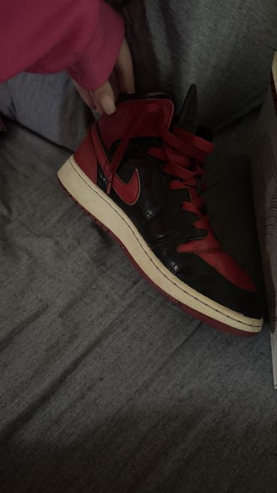 Jordan 1Mid Black+Red