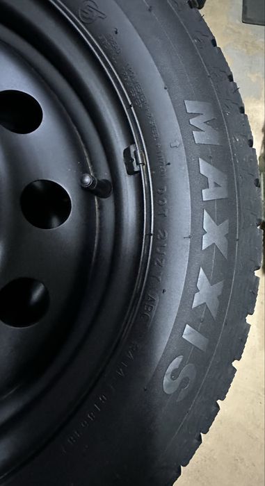 Продам зимню шину с диски размер 195/60/R15