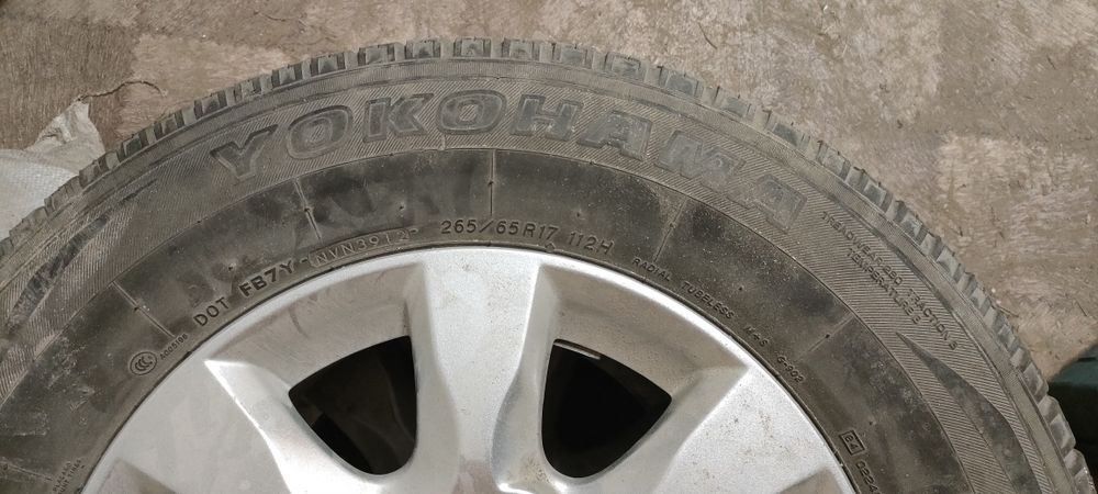 Продам 2 диска на 17 с резиной