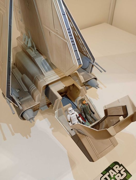 Vând- STAR WARS The Emperor's Arrival HASBRO (o varianta)