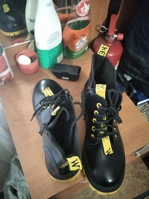 Продам женские ботинки