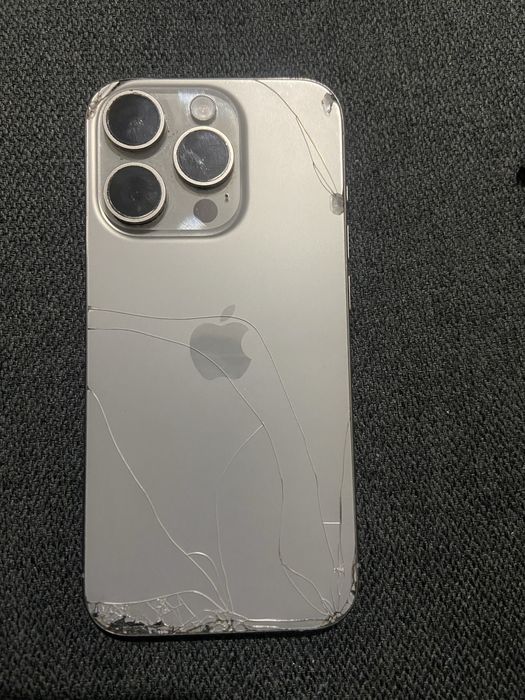 Vand iphone 15 pro spart spate