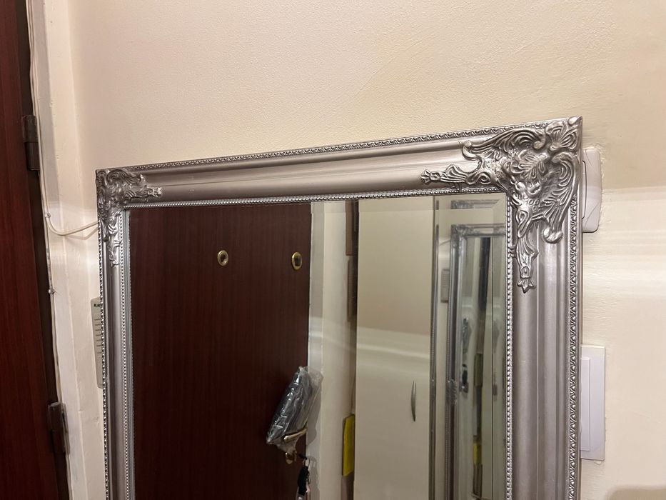 Oglinda cu rama argintie