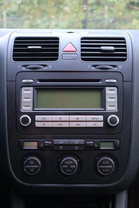 Vând Volkswagen Golf 5 – 1.6 Benzina (MPI) – Dublu Climatronic & Scaune Încălzite