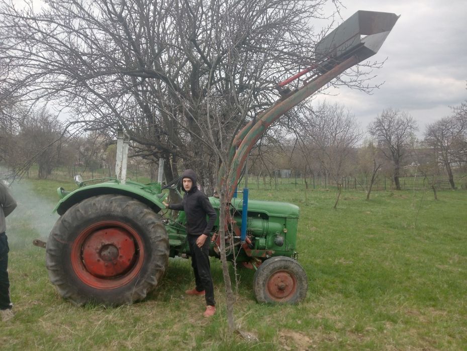 Vând încărcător frontal de tractor
