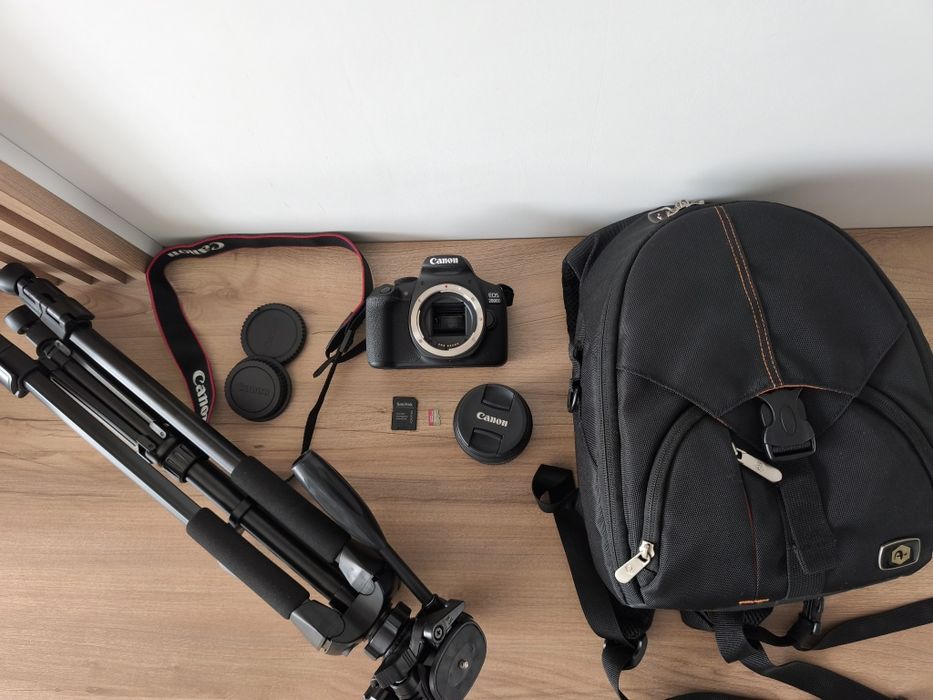 KIT Aparat foto DSLR Canon EOS 2000D 24.1 MP + Obiectiv EF-S 18-55mm DC III