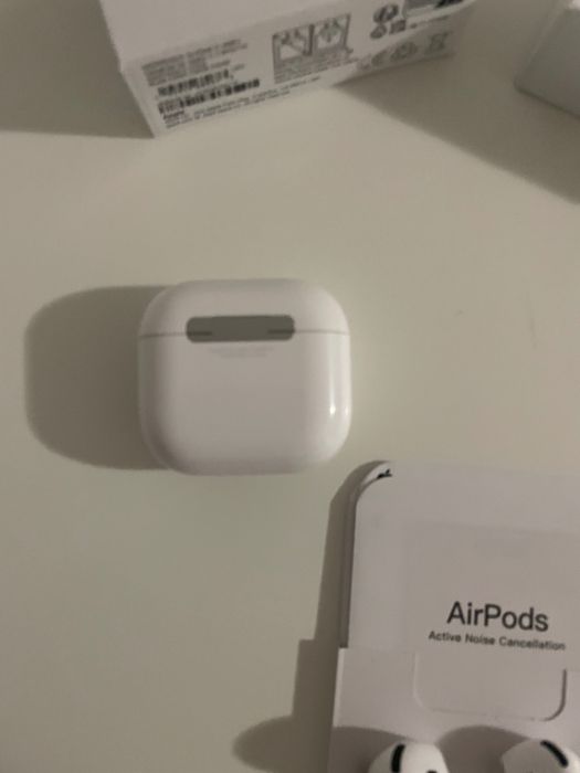 Airpods 4 ANC nefolosit