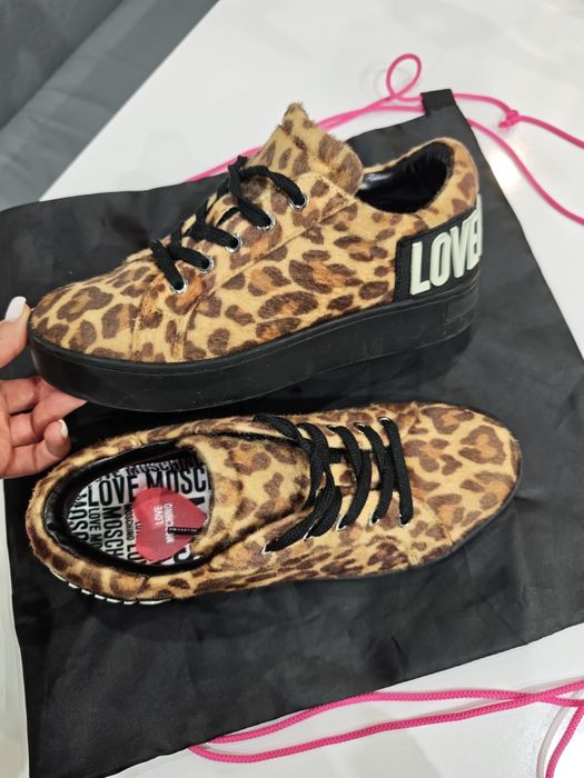 Сникърси Love Moschino