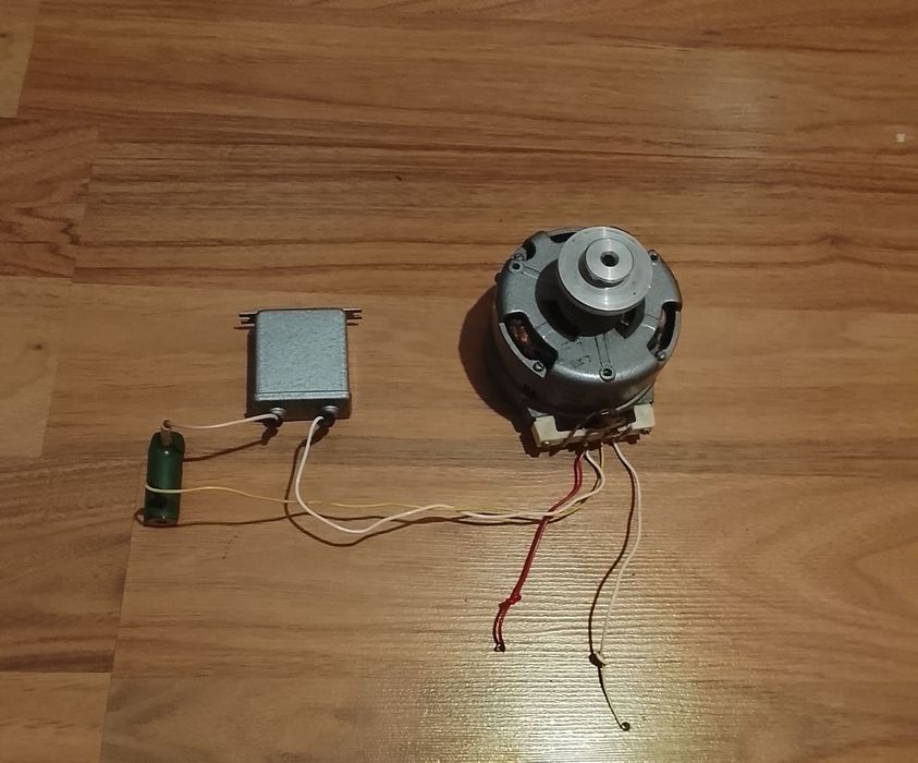 Vând motor pentru magnetofon Mayak-203..