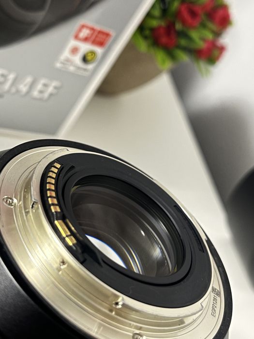 Samyang 85mm,1,4 AF monturaCanon EF ca si nou