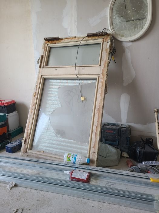 Eski akva plast va temir eshik