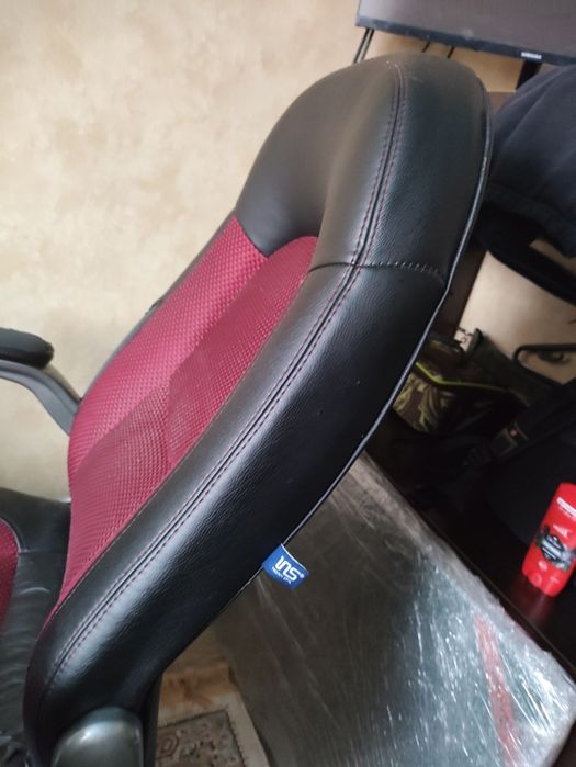 Продам компьютерный стул и два коврики для компьютера