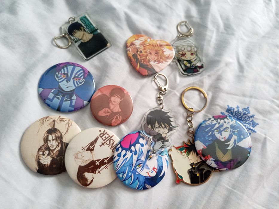Аниме значки и брелки