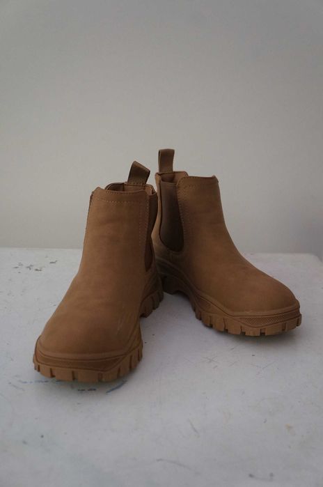 Стилни боти Chelsea на RESERVED 34 номер, отлично състояние