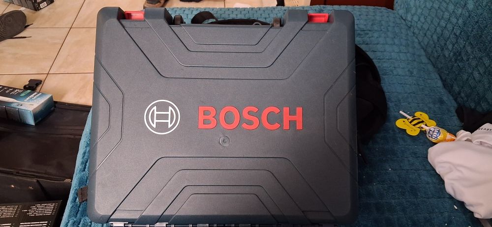 Vand bormașine si un set de chei