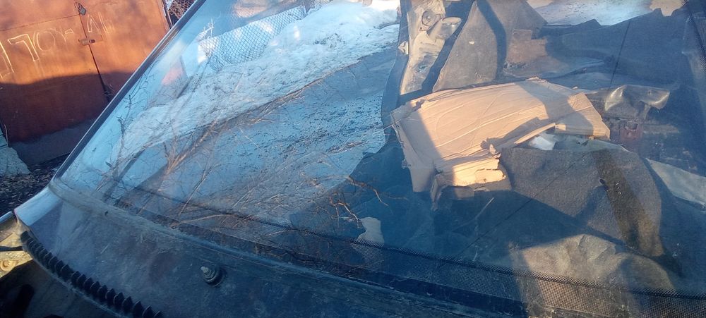 Лобовое стекло .