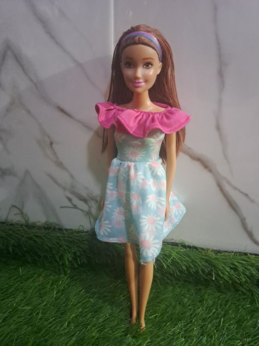 Păpușă frumoasă gata sa se joace cu tine.