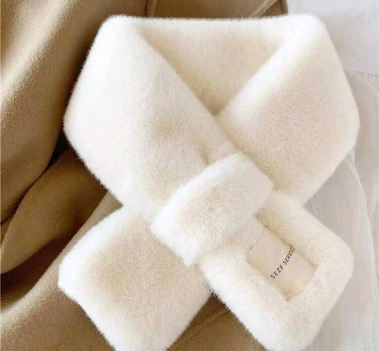 Чисто нов топъл зимен пухкав дамски комплект от шапка, шал и ръкавици!