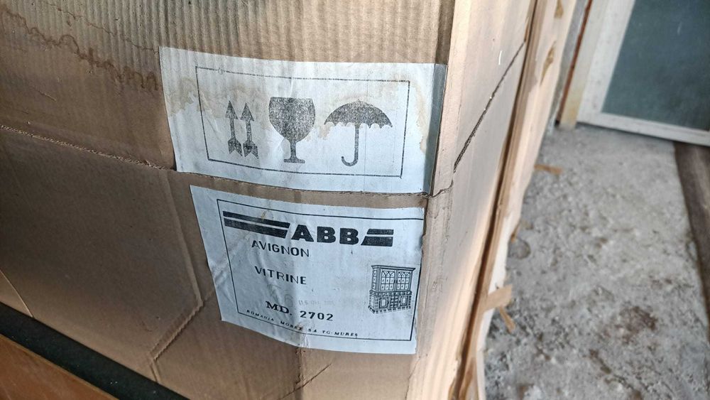 vitrine din lemn masiv cu sticlă, kit complet ambalat din fabrică