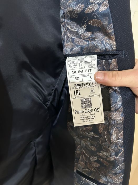 Продавам мъжки костюм от "Pierre CARLOS".