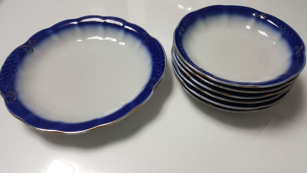 Продам набор фарфоровых тарелок.