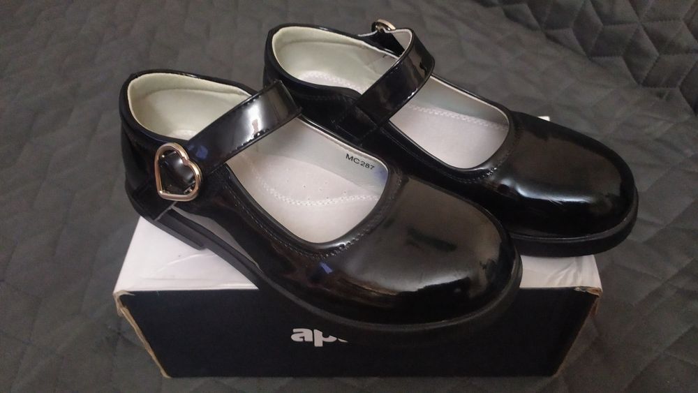 Нови лачени обувки