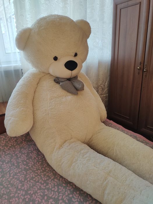 Дёшево большой плюшевый мишка.
