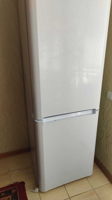 Отдам холодильник б/у Индезит на зап.части