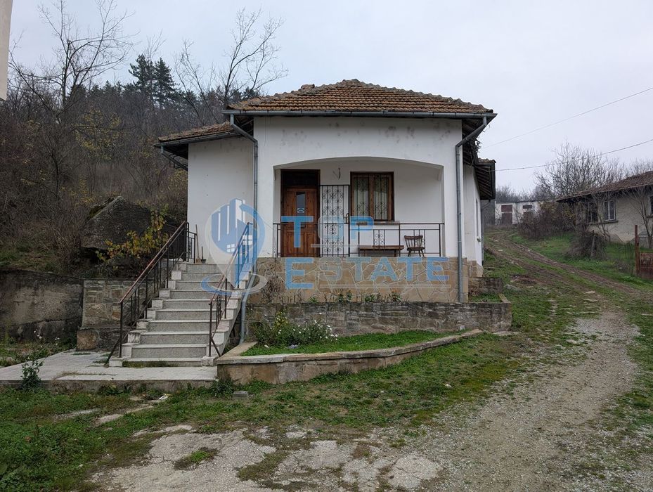 Едноетажна монолитна къща в центъра на град Златарица