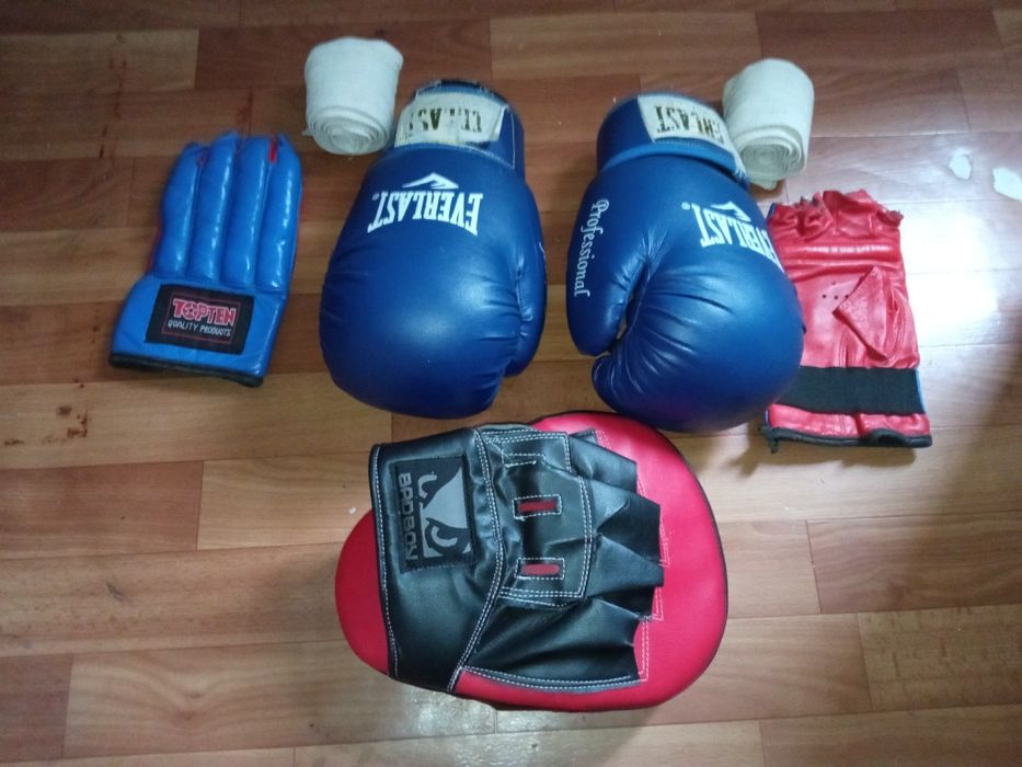 СРОЧНО продается боксерские перчатки