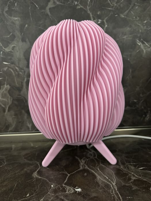 Луксозна дизайнерска лампа – изящна форма и мека светлина