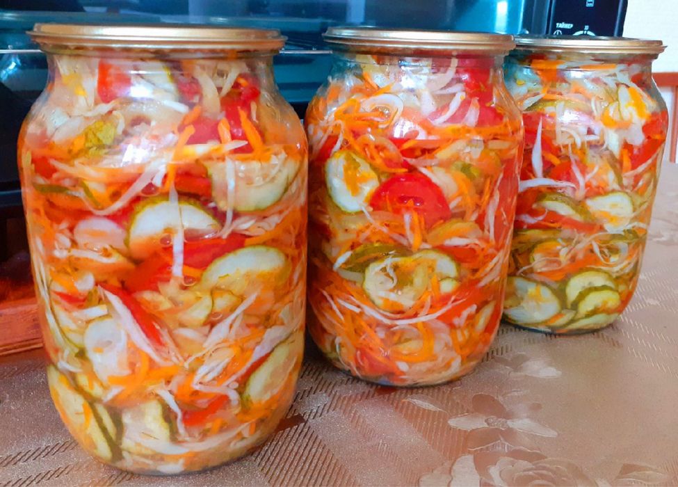 Продам салаты зимние , банки 2 литровые