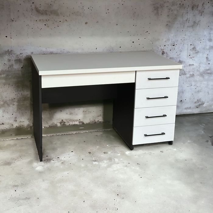 Столы рабочие, письменные в наличии.