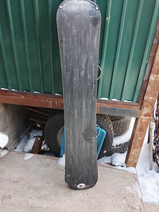 Продам сноуборд с креплениями Rossignol